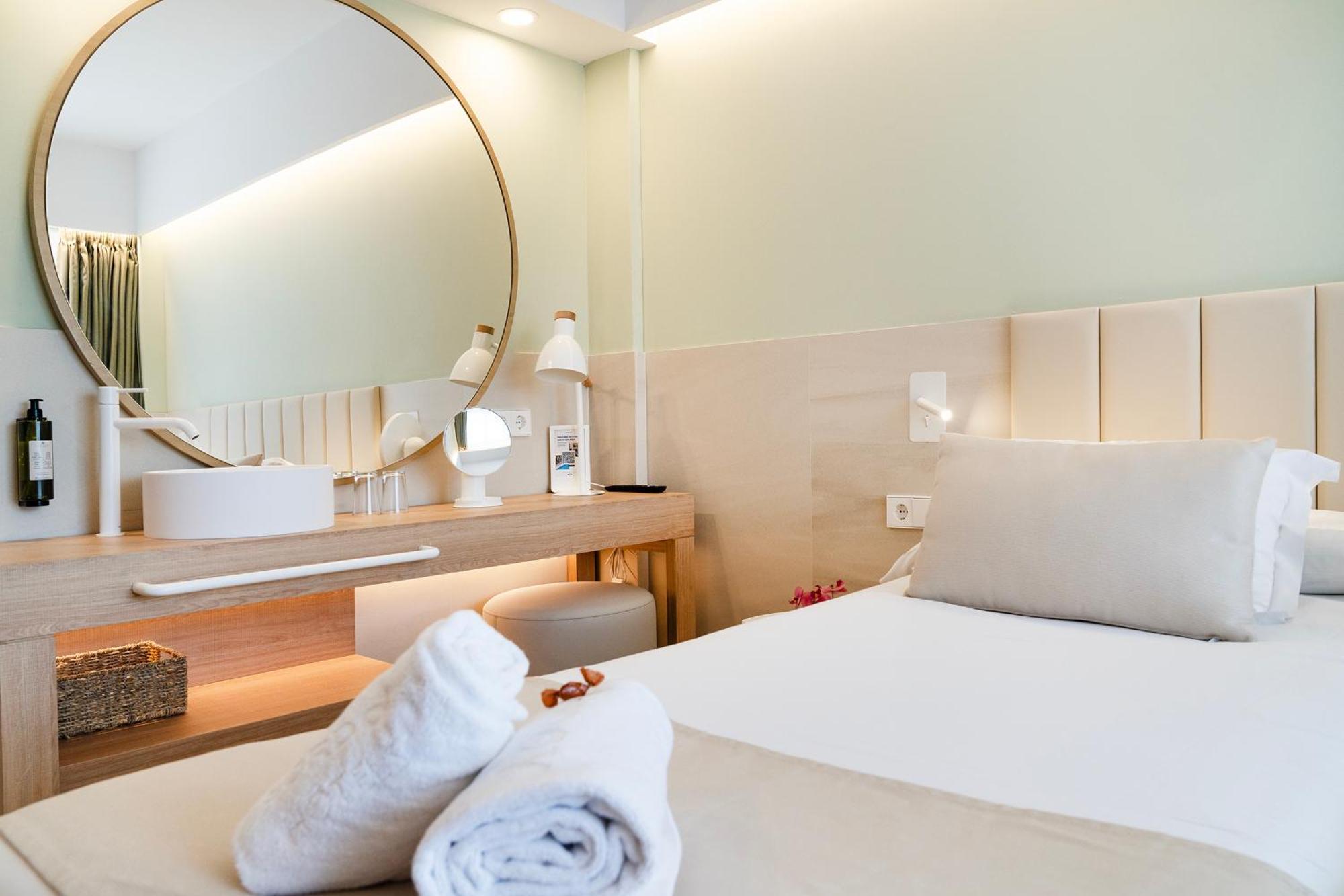 Zweibettzimmer mit Poolblick